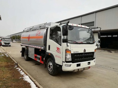 西安重汽豪沃10噸油罐車 10.5方加油車配朝柴10檔變速箱，高效運輸水泥行業新選擇