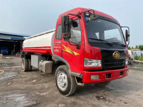 城市動脈 南京流動加油車與水泥車，服務與建設并行