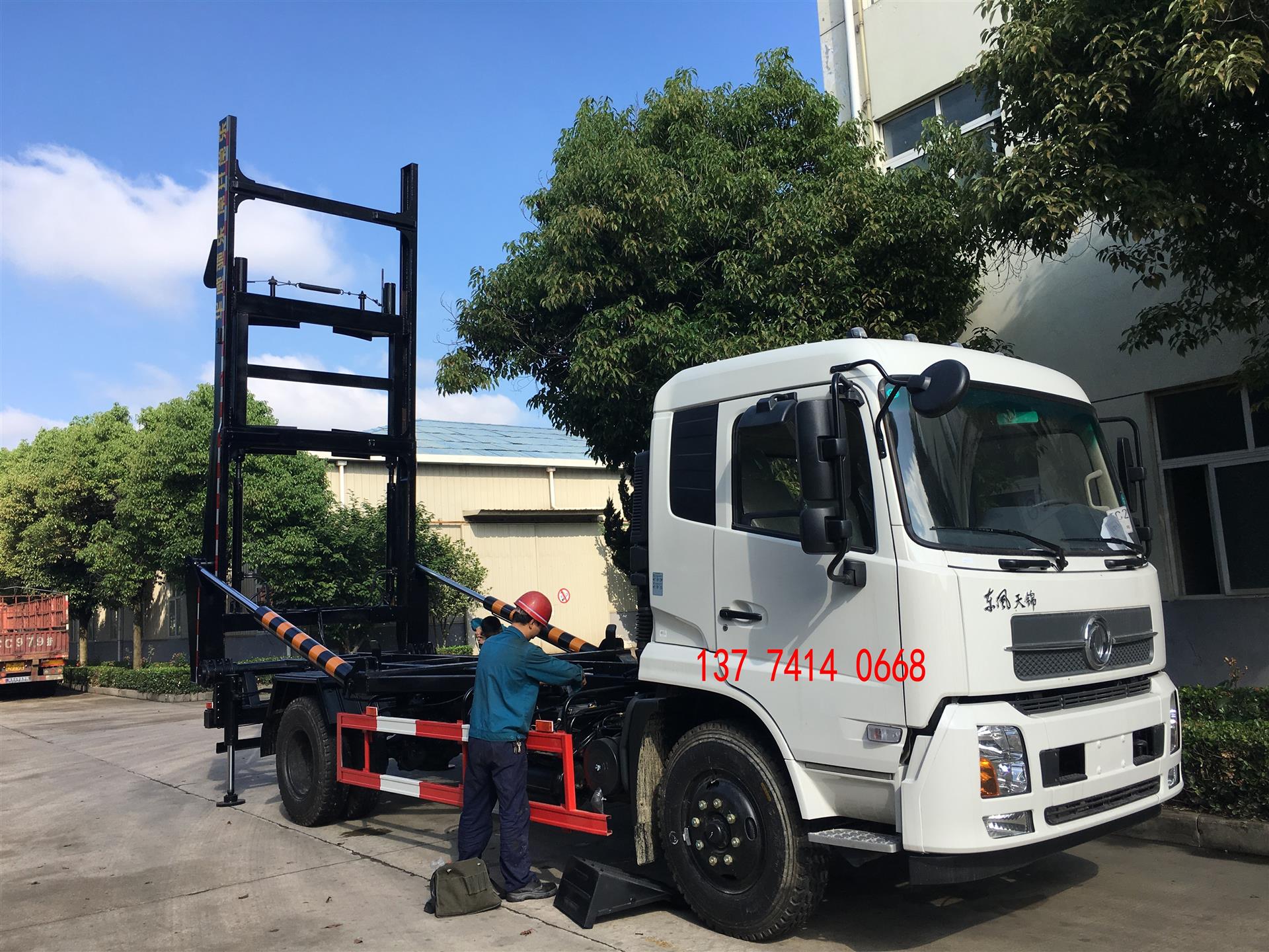 東風(fēng)天錦背罐車現(xiàn)貨供應(yīng)，水泥車專業(yè)解決方案，分期付款更便捷